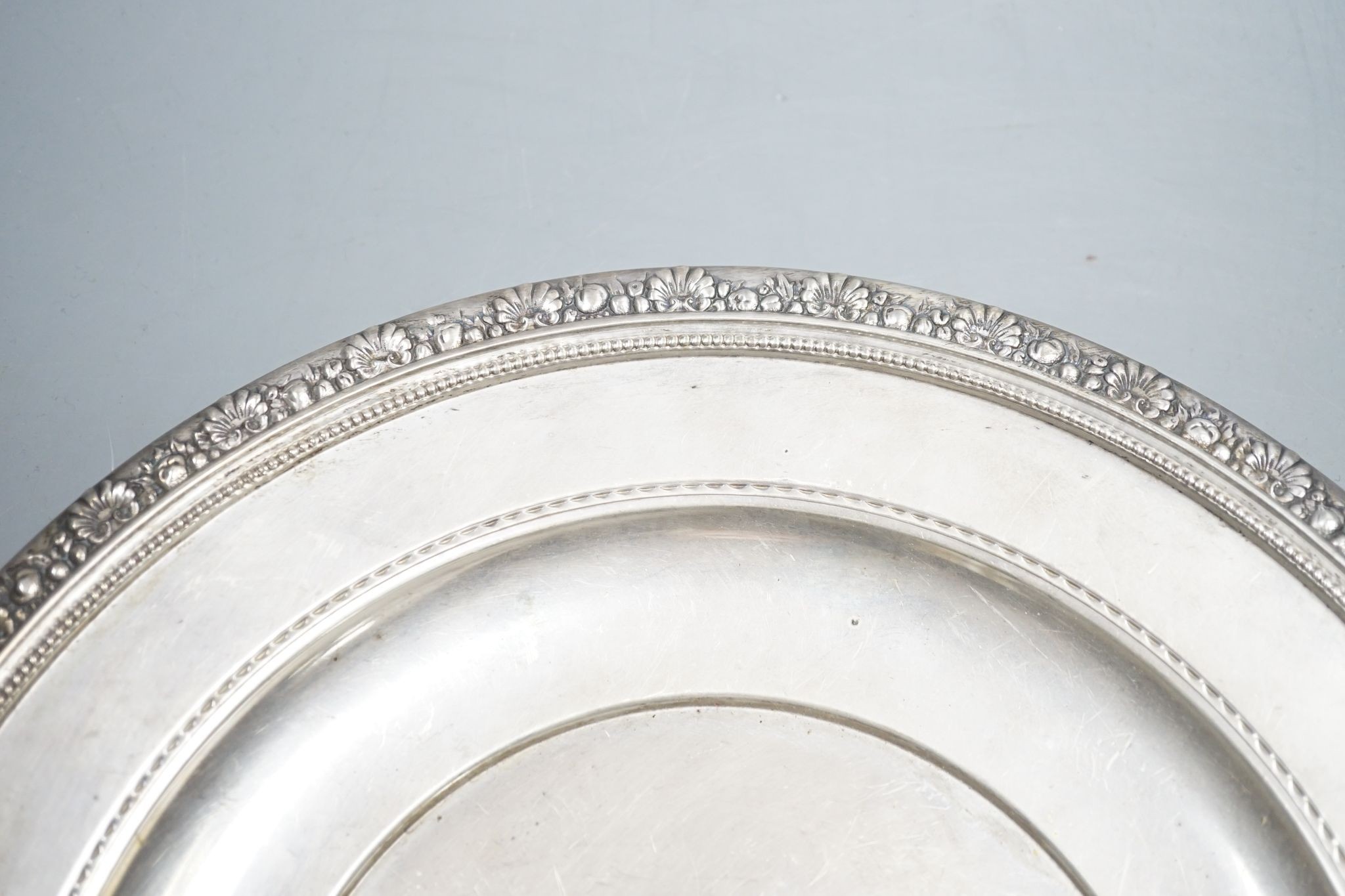 An American sterling 'Medici' dish, 27cm, 10oz.